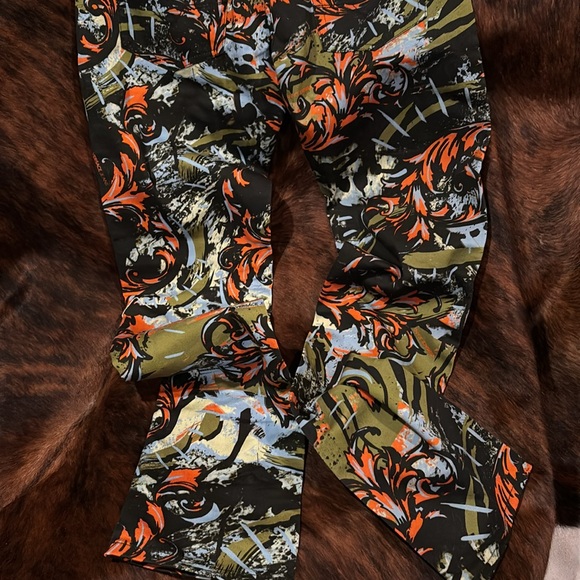 NWT WOMENS VERSACE MULTI COLORED JEAN PANTS. SLIM FIT 32”W  STRAIGHT LEG 32”W - Picture 2 of 8